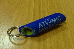 ATOMIC Брелок для ключей силикон синий